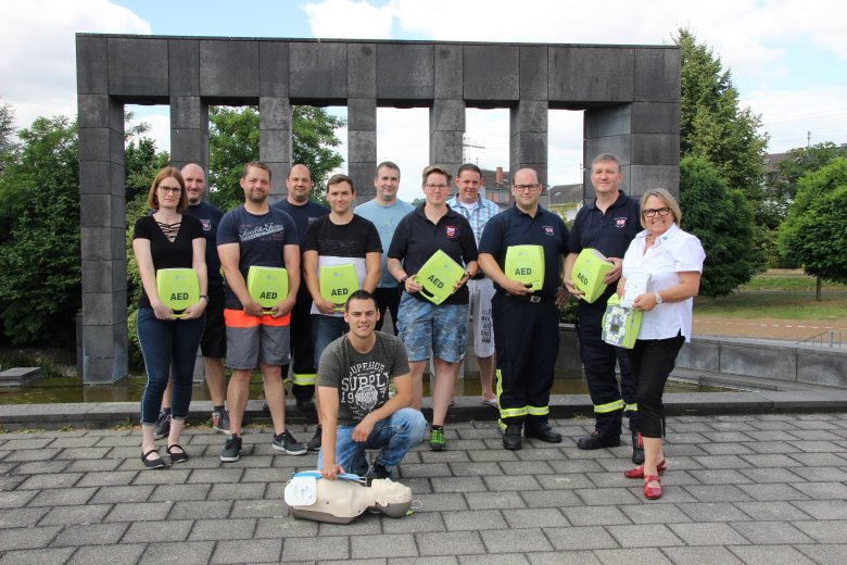 Elf aktive Feuerwehrangehörige nahmen an der offiziellen Unterweisung und Inbetriebnahme der neu beschafften Defibrillatoren teil. 