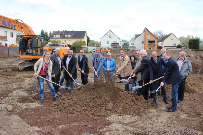 Mit dem symbolischen ersten Spatenstich können die Bauarbeiten für die viergruppige Kindertagesstätte in Urmitz beginnen.