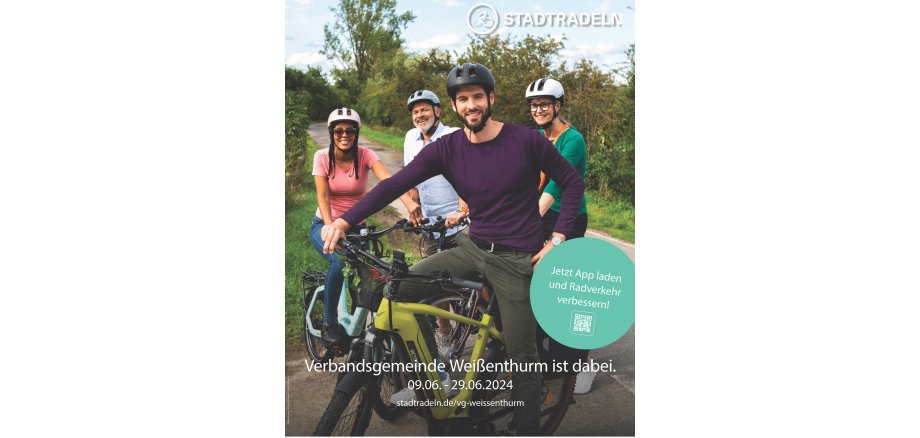 Vier junge Menschen sitzen im Grünen auf Fahrrädern. Alle tragen Fahrradhelme. Ein junger Mann ist im Vordergrund quer im Bild, die anderen drei hinter ihm.