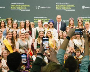 Ausschnitt aus dem Gruppenbild mit den rund 150 Produktmajestäten mit der Kirschblütenkönigin in der obersten Reihe 