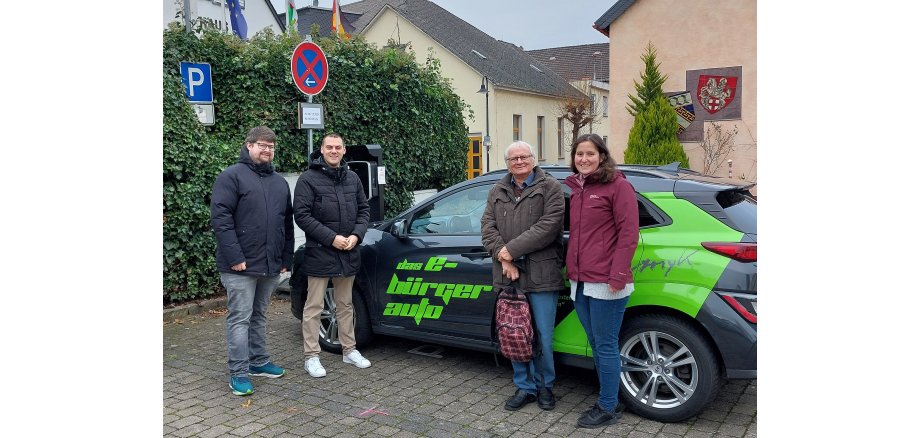 Vor dem Bürgerauto stehen ganz rechts Klimaschutzmanagerin Jennifer Vogt, links der Kettiger Bürgermeister Florian Heyden und zwei weitere Vertreter der Ortsgemeinde Kettig.