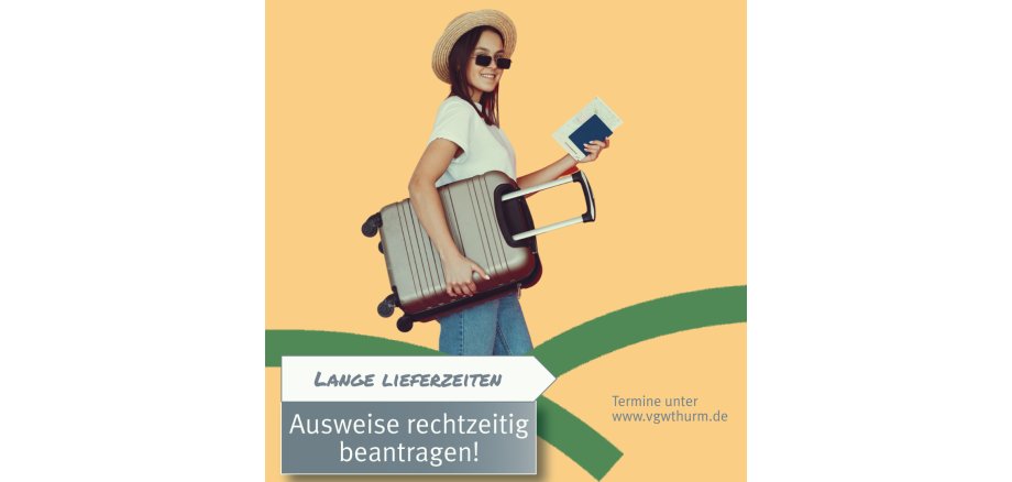 Eine junge Frau in weißem T-Shirt und Jeans mit Sonnenbrille trägt einen kleinen Koffer unter dem rechten Arm und hat einen Reisepass in der linken Hand. 