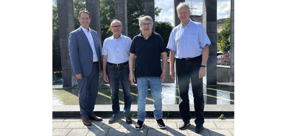 Vor den Säulen am Rathaus der VG stehen (von links) Bürgermeister Thomas Przybylla, der Vorsitzende des Seniorenbeirats Hajo Reif, sein erster Stellvertreter Norbert Besmens und der zweite Stellvertreter Wilfried Zils.