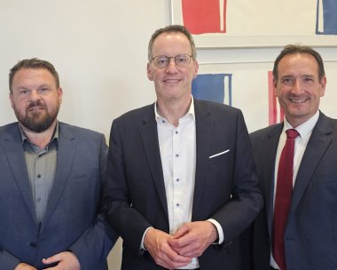 In der Mitte der rheinland-pfälzische Innenminister Michael Ebling, links der Bendorfer Bürgermeister Christoph Mohr, rechts der Bürgermeister der Verbandsgemeinde Weißenthurm, Thomas Przybylla. Zu sehen sind alle drei bis zur Taille.