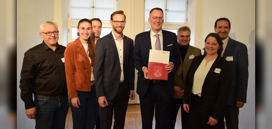 Um Innenminister Michael Ebling stehen Vertreterinnen und Vertreter der Kommunen, die an dem Projekt Prozessoptimierung beteiligt sind. 